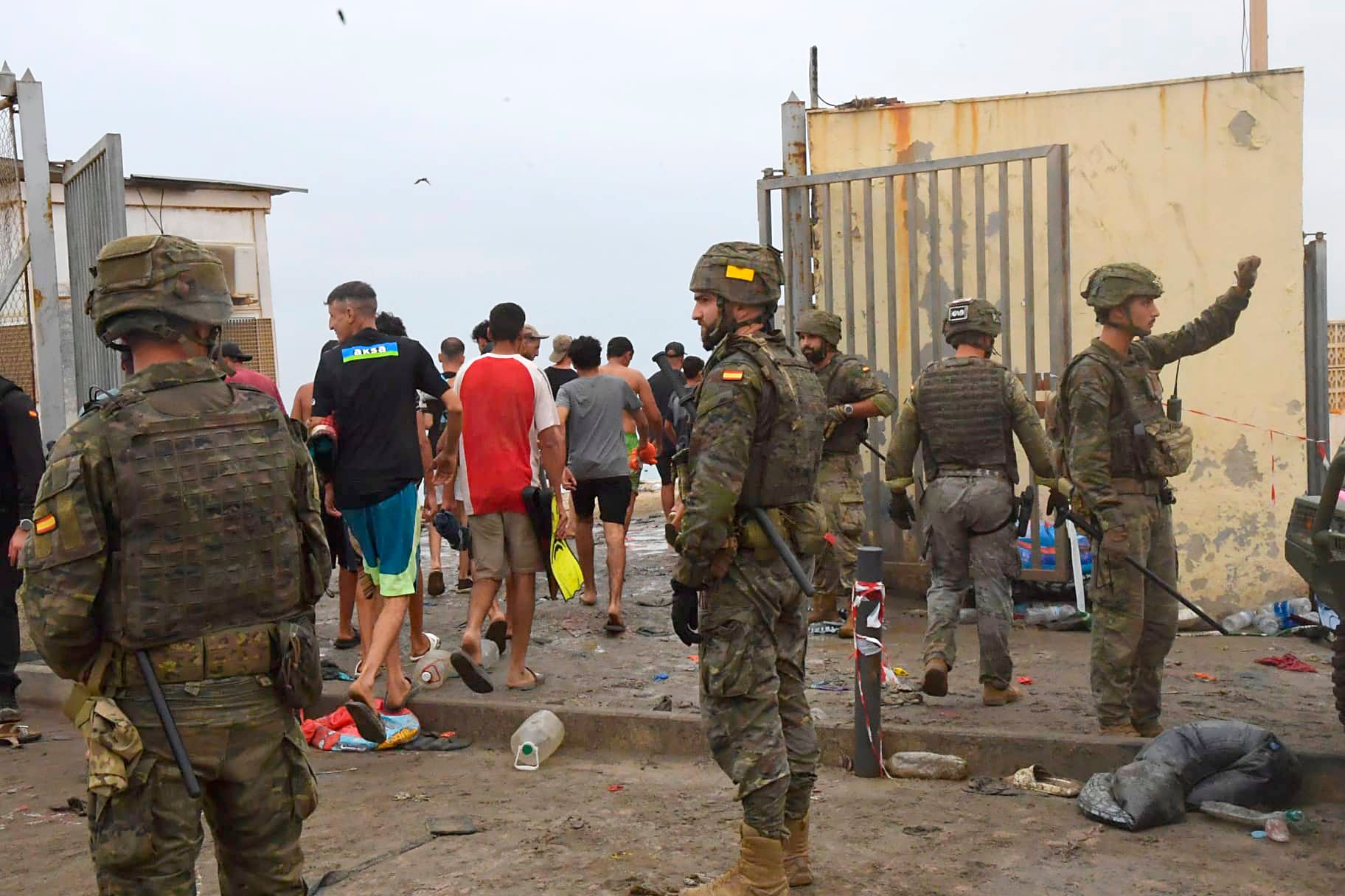 Thousands of people return to Morocco after crossing the border into Ceuta