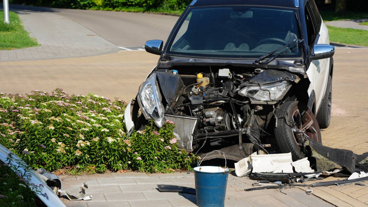 Brommobiel total loss na aanrijding met koeriersbusje in Drunen