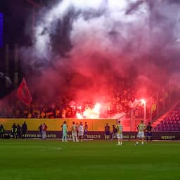 Duel Cambuur-Vitesse definitief gestaakt omdat supporters met fakkels gooien
