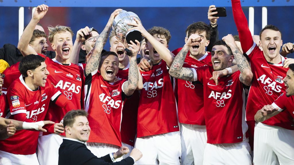 'Mooiste pleister die er is': AZ spoelt bekerfrustratie weg tegen NEC