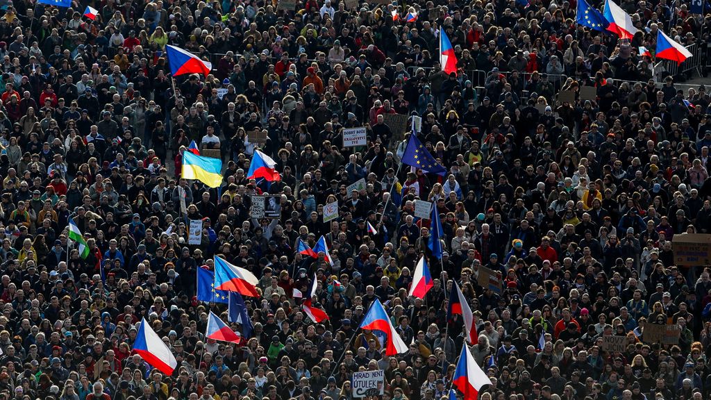 Mensenmassa op de been in Praag tegen regering van populist Babis