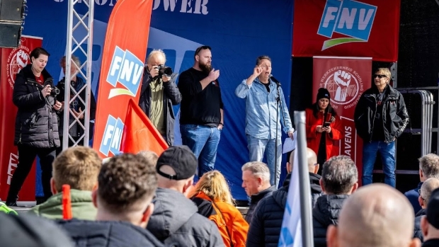 Havenmedewerkers staken vanwege kabinetsplannen, meldt FNV Havens