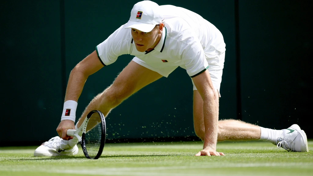 Sinner struikelend door op Wimbledon, Chwalinska raakt geblesseerd op matchpoint