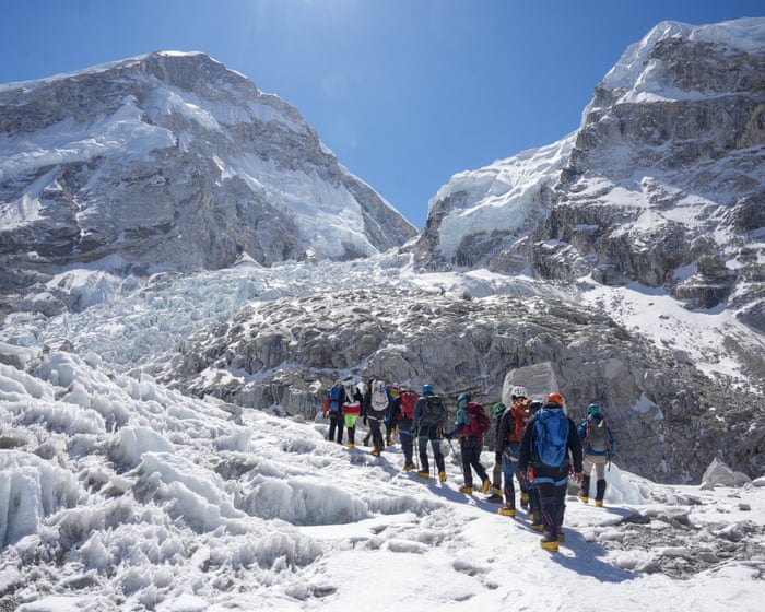 Ice block stalls hundreds of Everest climbers at base camp