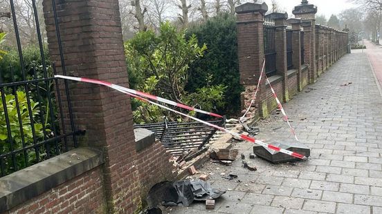 Automobilist rijdt door muur van begraafplaats tijdens politieachtervolging, twee gewonden