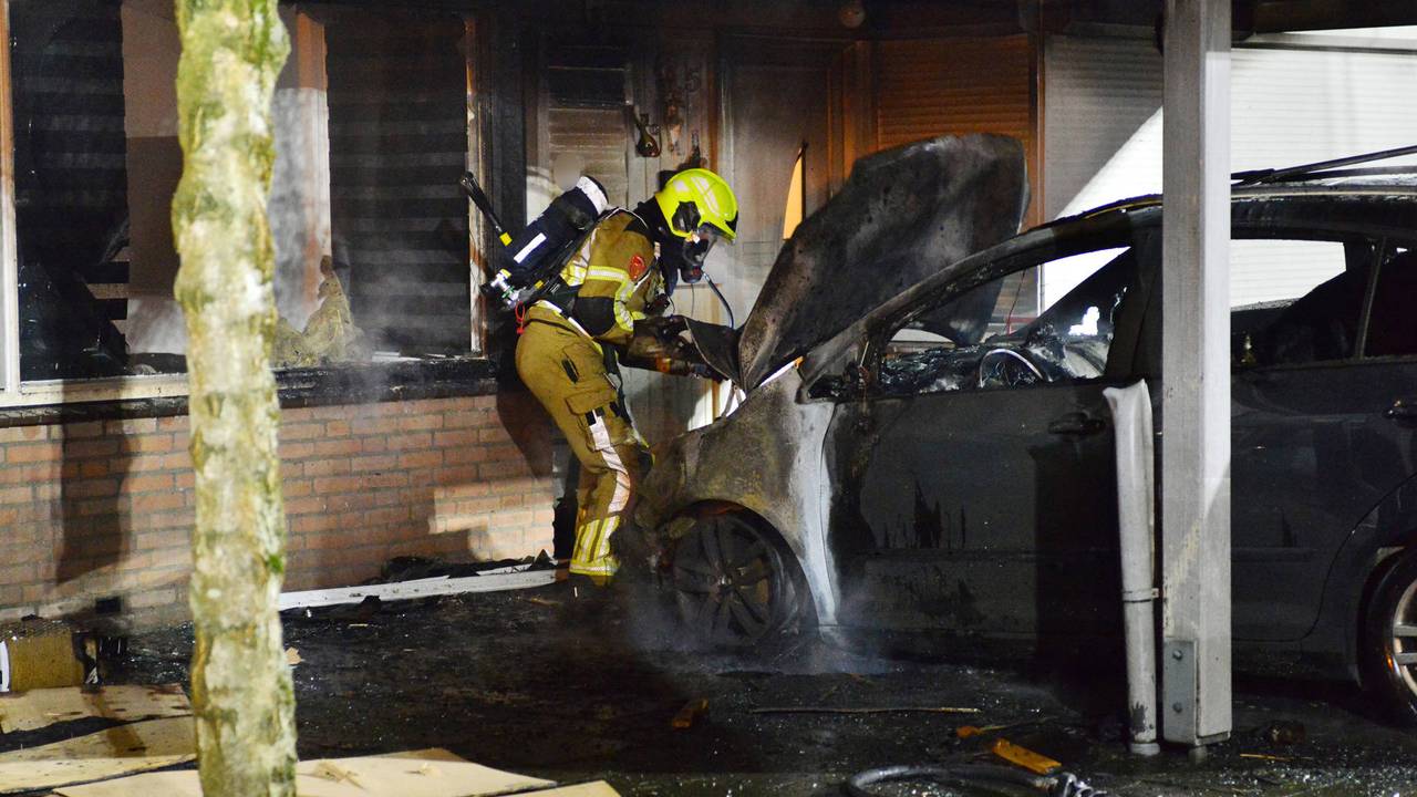Brand verwoest huis, carport en auto: vuurwerk naast auto gevonden