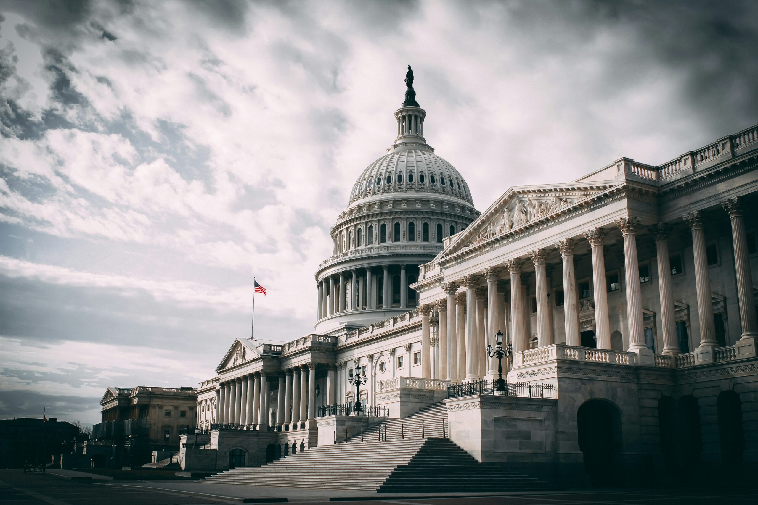 Amerikaanse shutdown sleept voort: Senaat blokkeert voorstellen, Trump bevriest miljarden