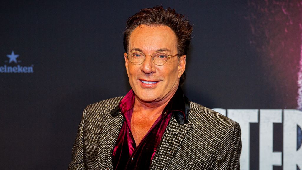 Gerard Joling op podium op de vuist met biergooier