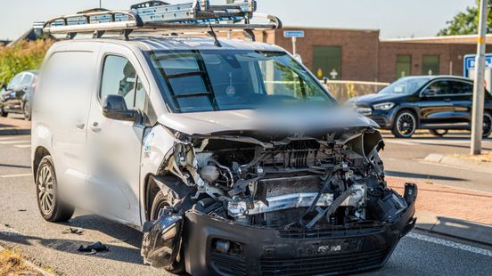 Bestelbus en auto zwaar beschadigd bij botsing