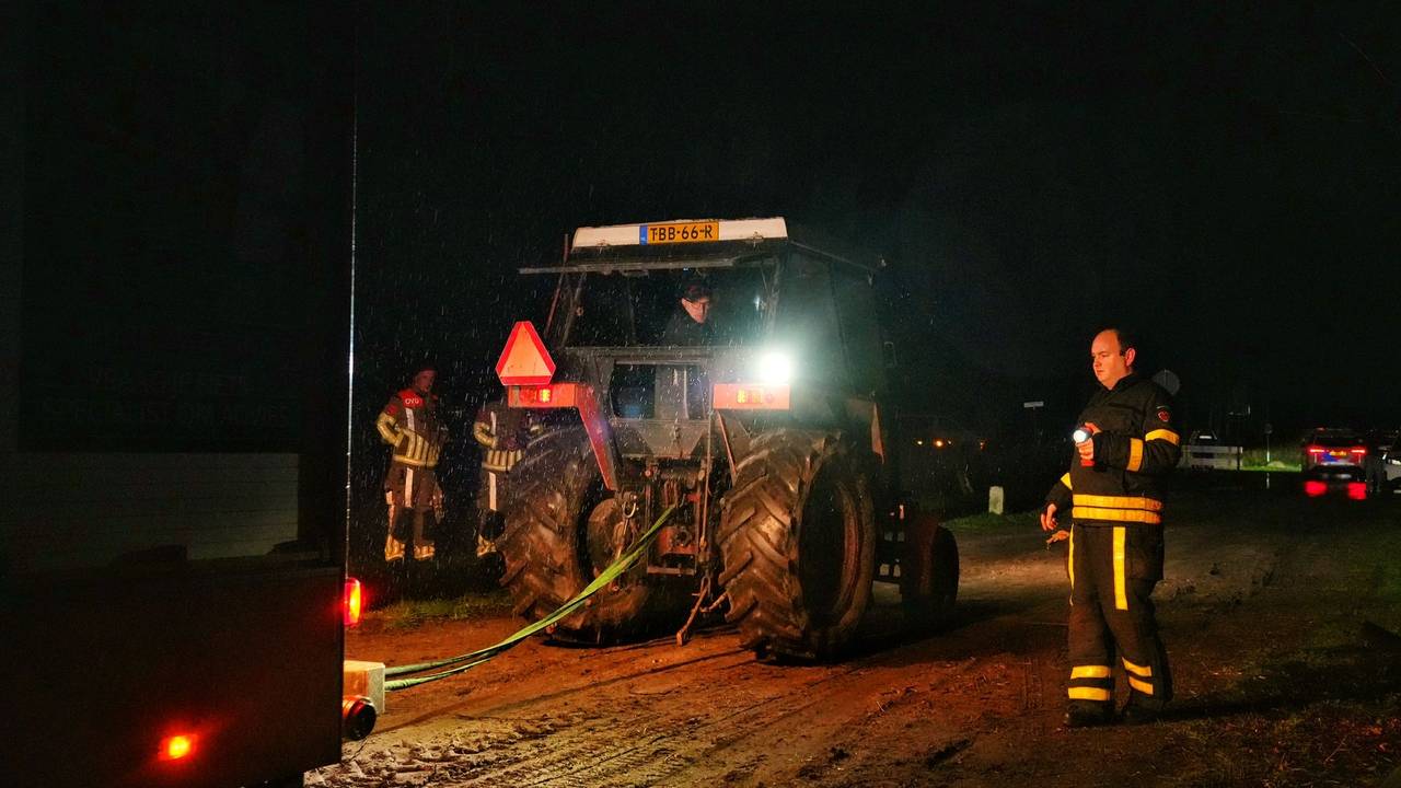Boer trekt brandweerauto uit de blubber