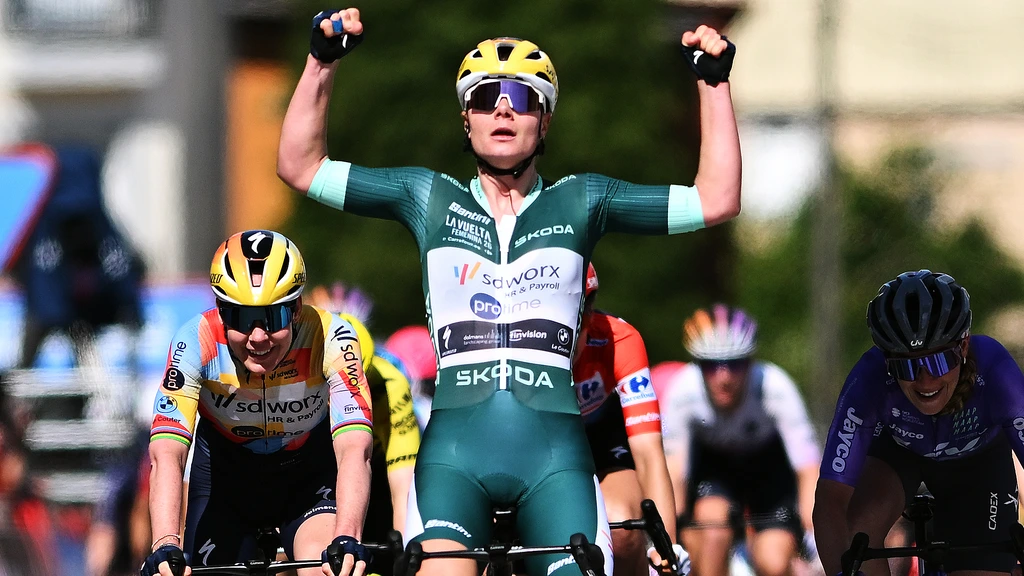 Kopecky sprint in Vuelta Femenina naar dagzege en rode leiderstrui