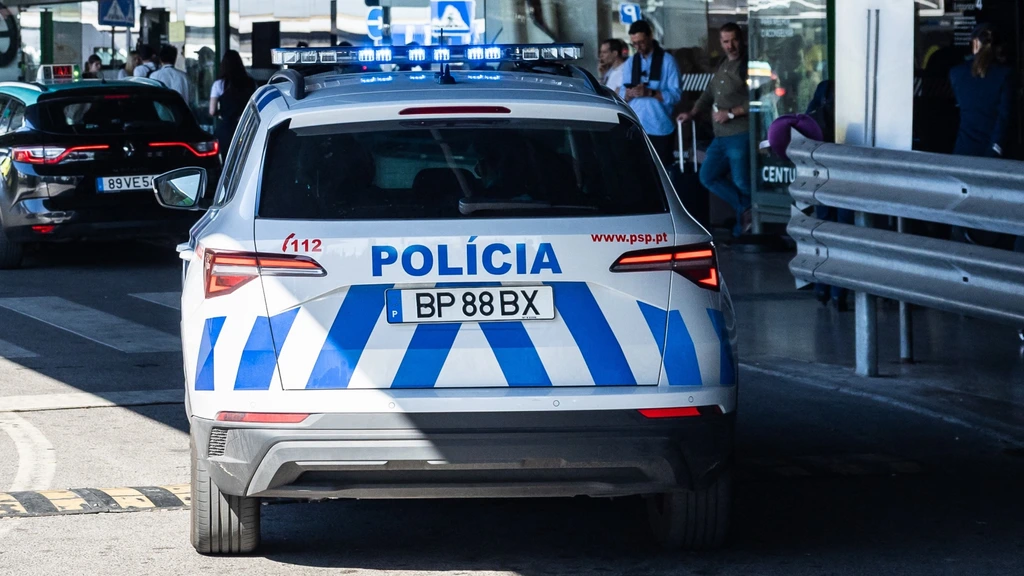 Twee jonge kinderen "schreeuwend en huilend" achtergelaten langs Portugese weg