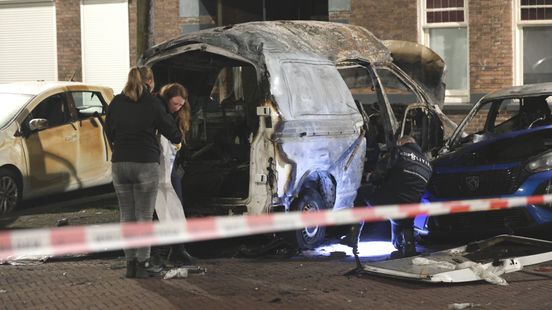 Ravage in straat na explosie bij geparkeerde bestelbus