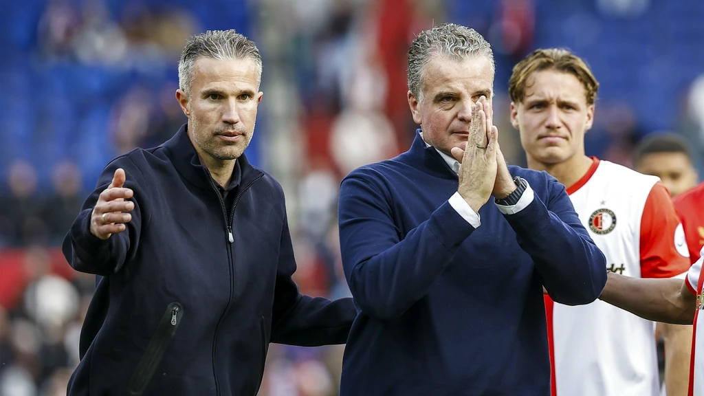 Te Kloese 'zou doorgaan met Van Persie', Van Persie zegt daarna dat hij blijft