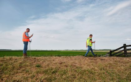 Met prikstok en alerte blik waakt dijkwacht over droge dijk: „Scheur van dertig centimeter diep”