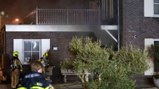 Bewoners op straat bij brand in bijgebouw woning