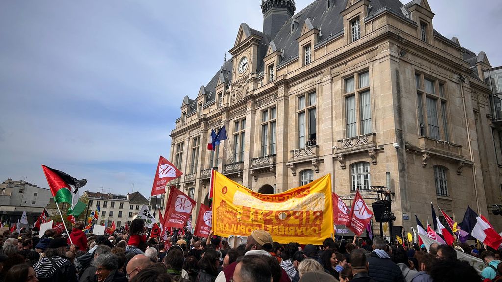 Duizenden mensen demonstreren tegen racisme in Saint-Denis na oproep burgemeester