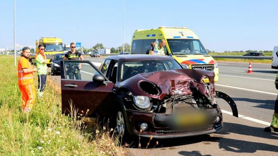 Auto botst op vrachtwagen op snelweg: twee gewonden naar ziekenhuis