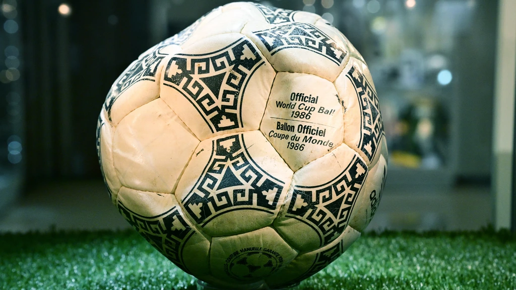 Bal van Maradona's 'Hand van God'-goal geveild voor 'slechts' 2,9 miljoen euro