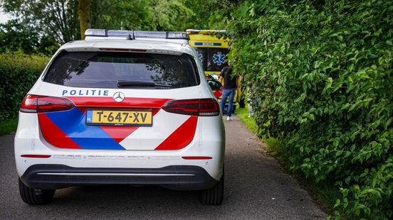 Fietser naar ziekenhuis na ongeval, bloed op wegdek