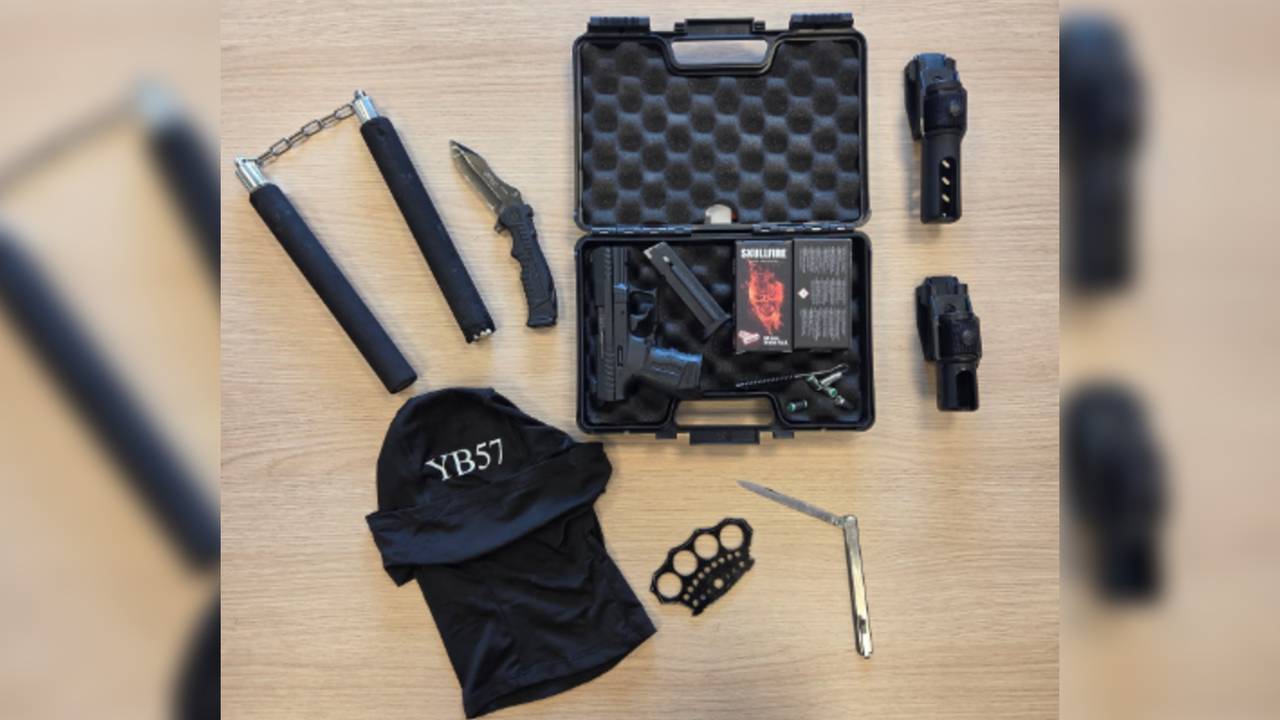 Politie valt huizen drillrapgroep binnen en vindt wapens