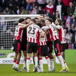 PSV pakt derde landstitel op rij na puntenverlies Feyenoord in Volendam