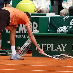 Woeste Medvedev vernielt racket in Monte Carlo bij zijn zwaarste nederlaag ooit
