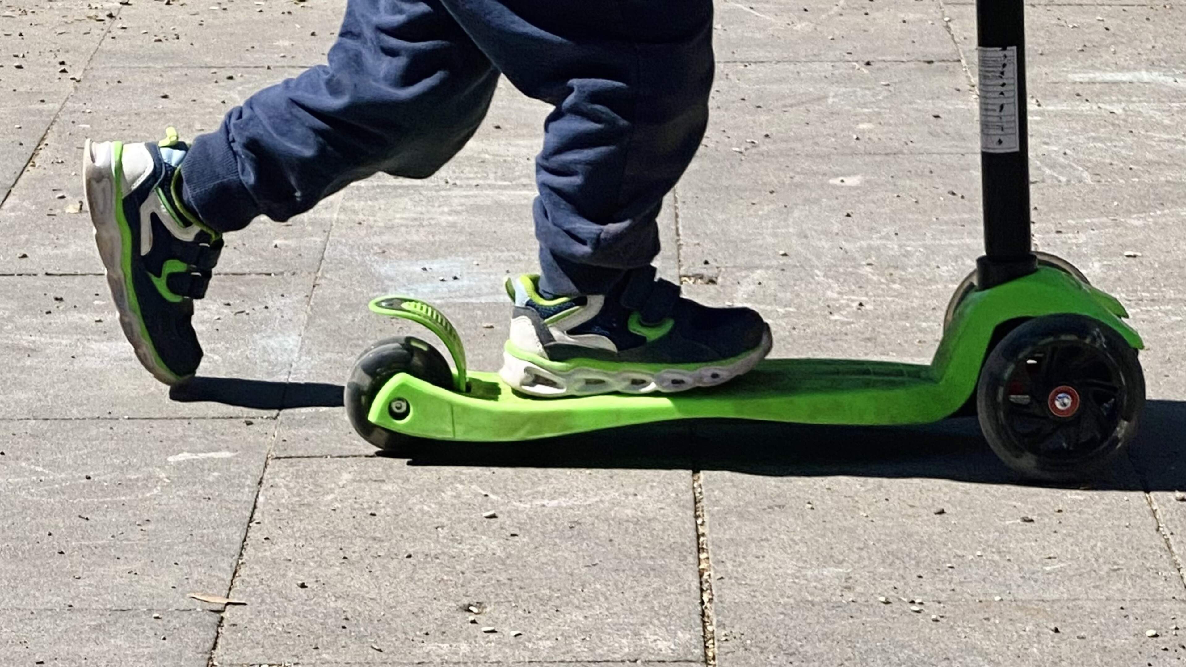 Kind op step overlijdt na ernstig ongeluk met bestelauto in Den Haag