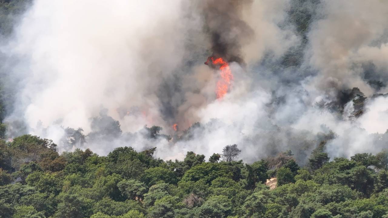 Grote natuurbrand op grens met Limburg: rookoverlast en geen treinverkeer