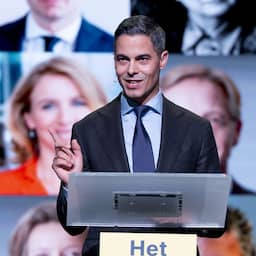 Jetten van podium gehaald tijdens speech die werd verstoord door demonstranten