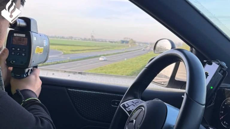 Rijinstructeur vraagt leerling hard te rijden, verliest zelf rijbewijs