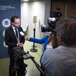 Live | Coronacommissie verhoort oud-Kamervoorzitter Arib en hoge zorgambtenaar