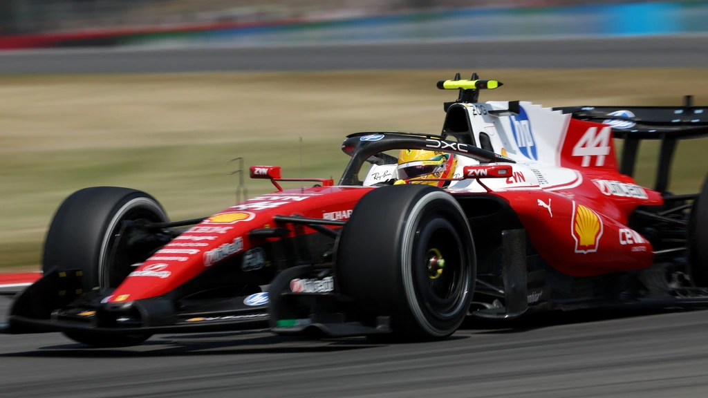 Hamilton snelste tijdens enige training op Silverstone, Verstappen zesde