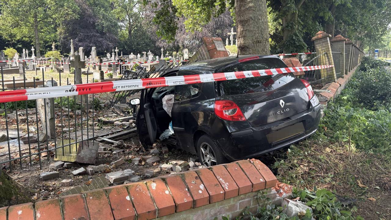 Auto crasht en belandt op kerkhof in Gemert, zeker vijf graven vernield