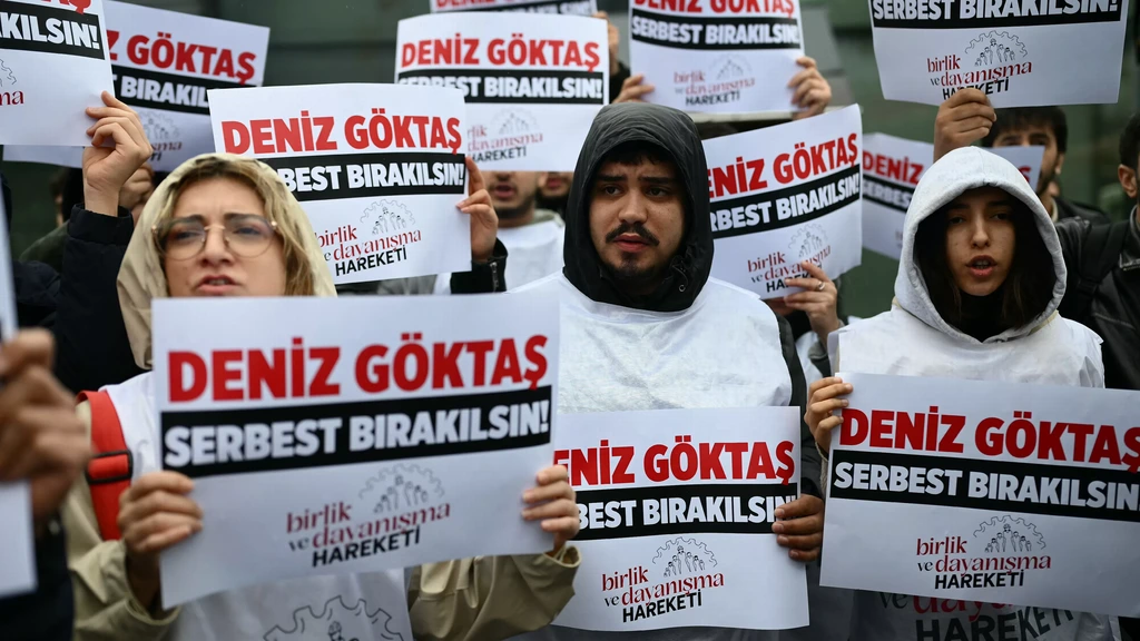 Celstraf voor Turkse komiek die Erdogan 'verlegen dictator' noemde