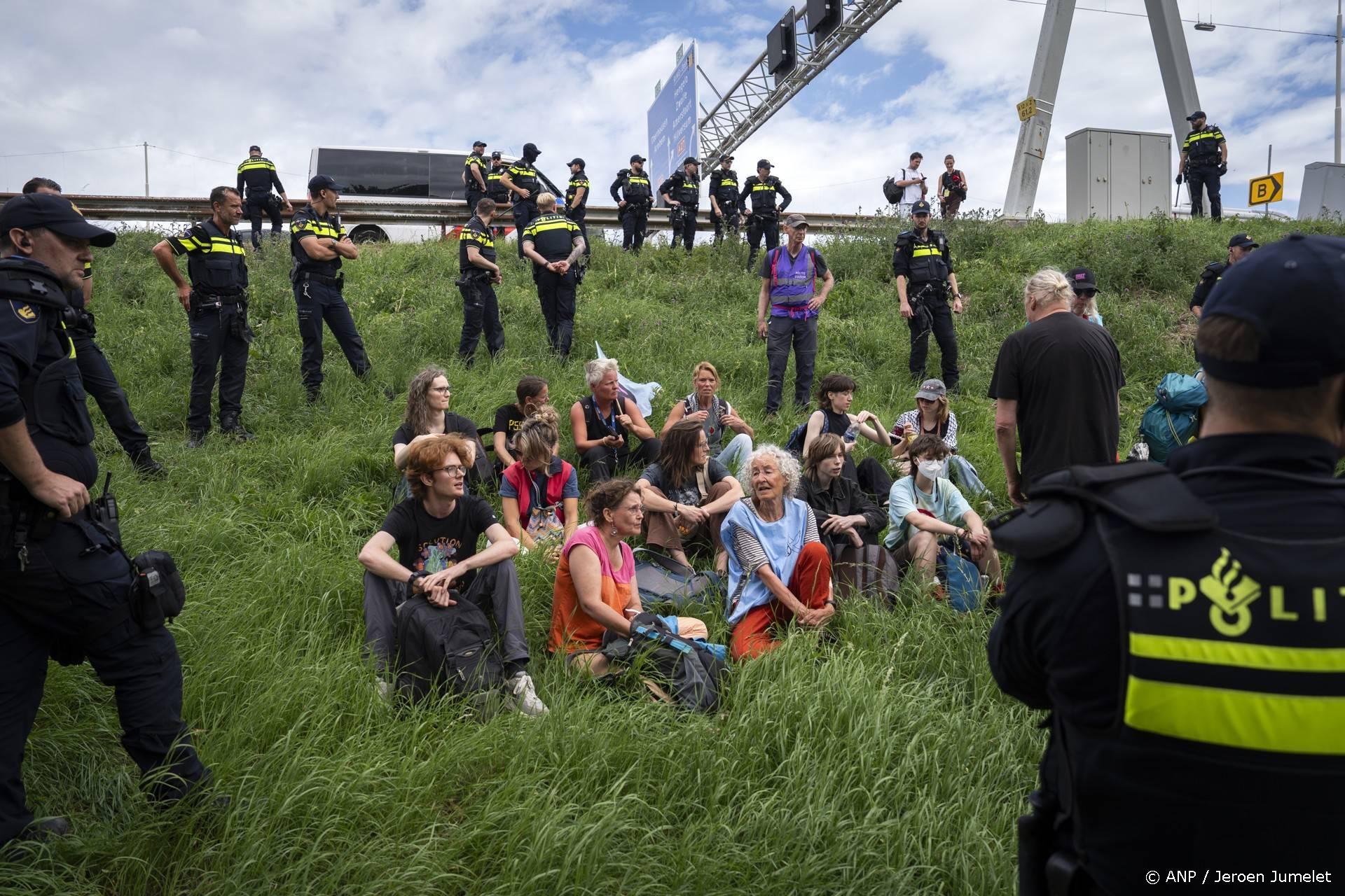 Klimaatdemonstranten XR proberen bij Laagraven A12 te betreden