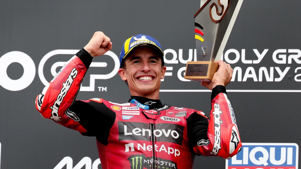 Motorcoureur Marc Márquez heerst in Duitsland en loopt in op WK-leider Martín