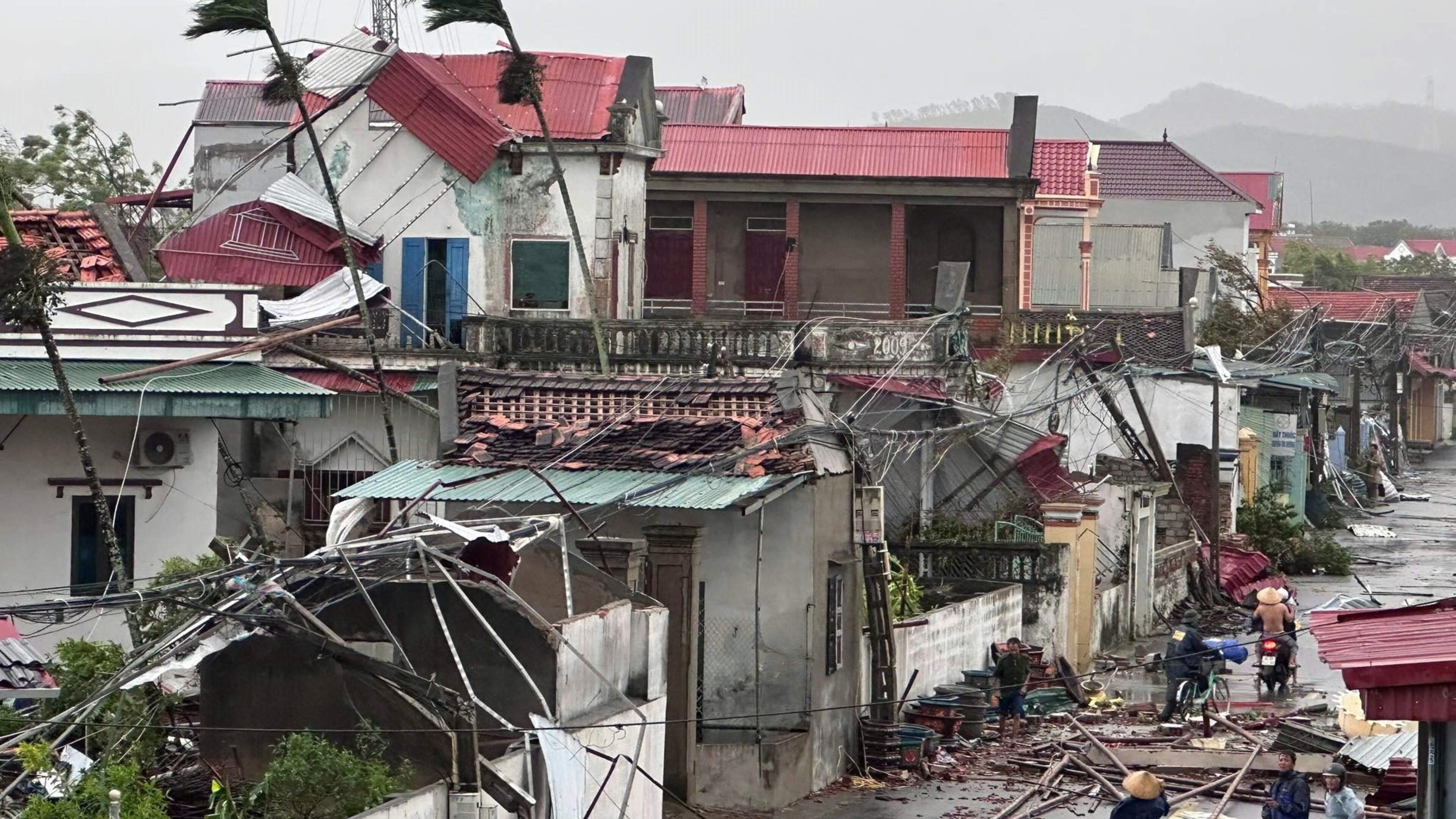 Doden en vermisten door tropische storm Bualoi in Vietnam