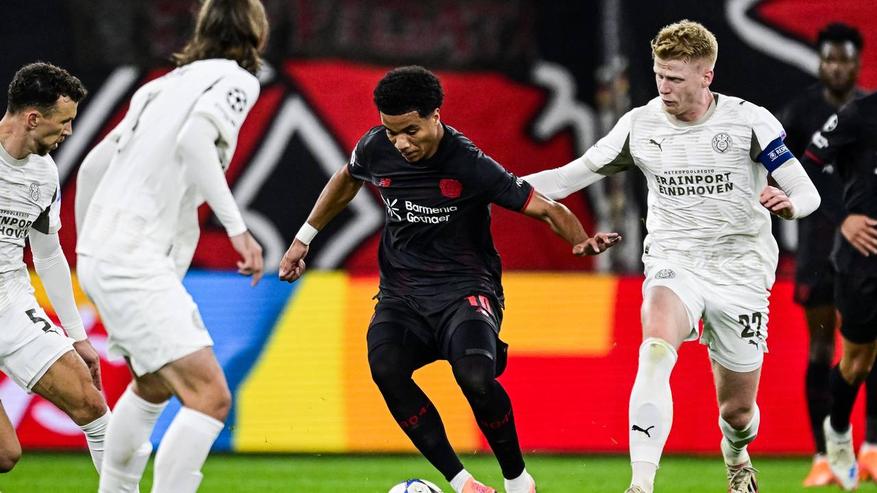 Saibari redt punt voor PSV in Duitsland na kinderlijke fout
