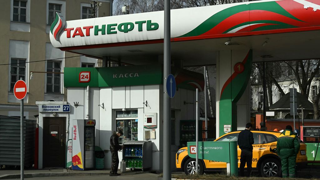 Oekraïne treft Russische olieraffinaderijen, en dat merken Russen aan de pomp