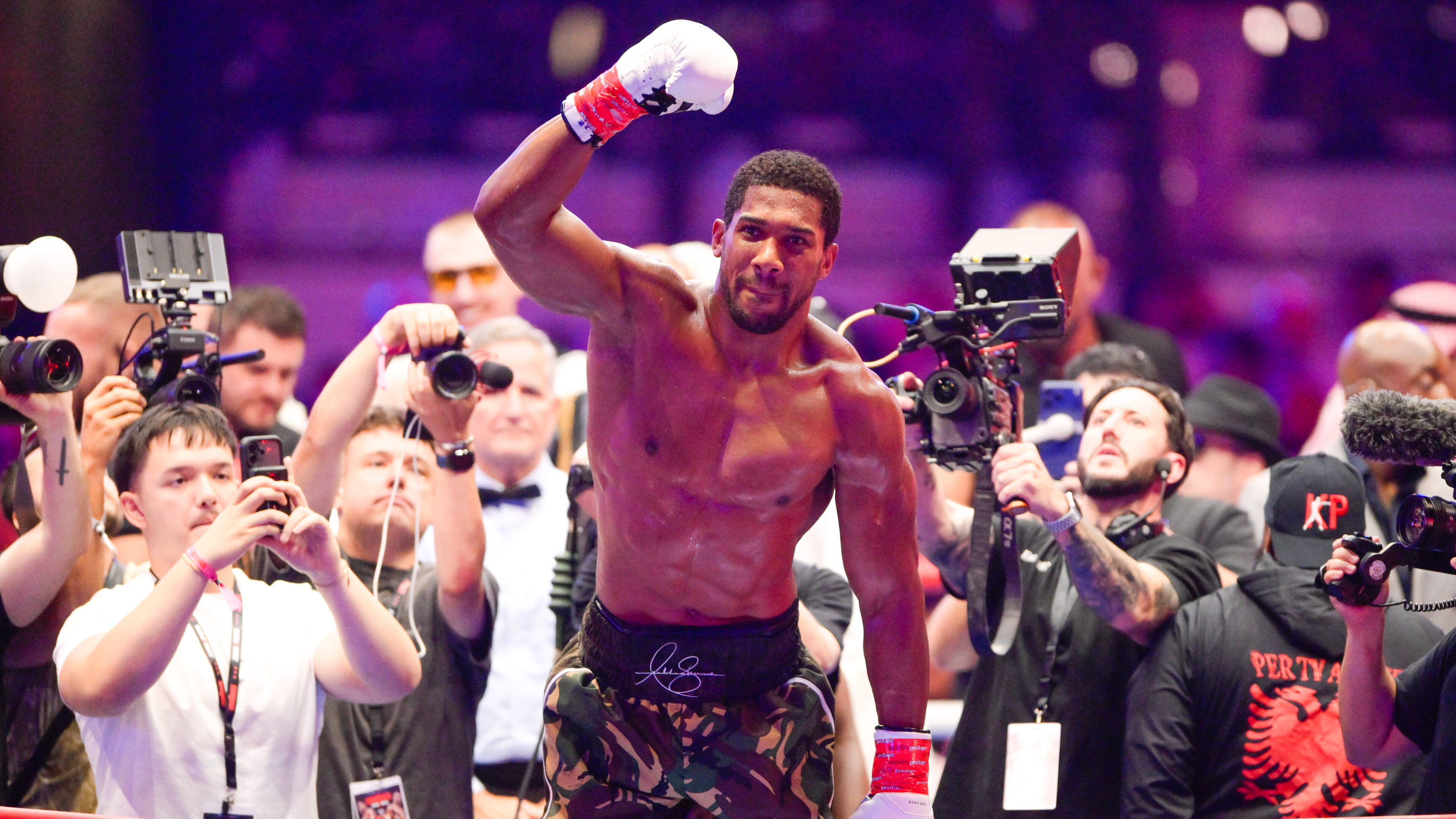 Anthony Joshua komt bij rentree na dodelijk auto-ongeluk met de schrik vrij, Jake Paul reageert op comeback