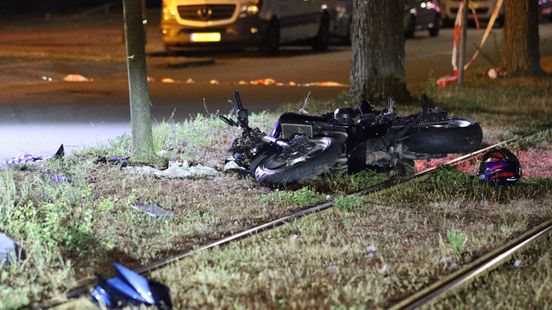 Motorrijder raakt gewond, motor belandt op tramrails
