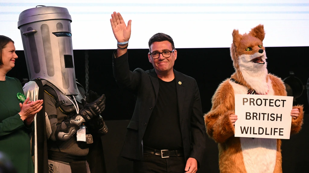 Labour-politicus Burnham wint zetel, weg vrij om Starmer uit te dagen