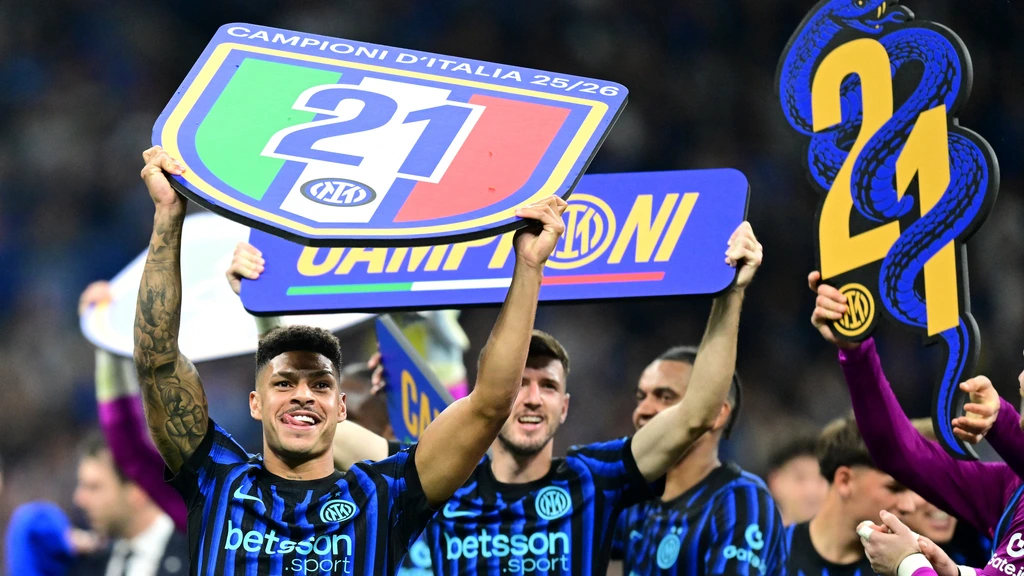 Dumfries en De Vrij kampioen van Italië met Internazionale door winst op Parma