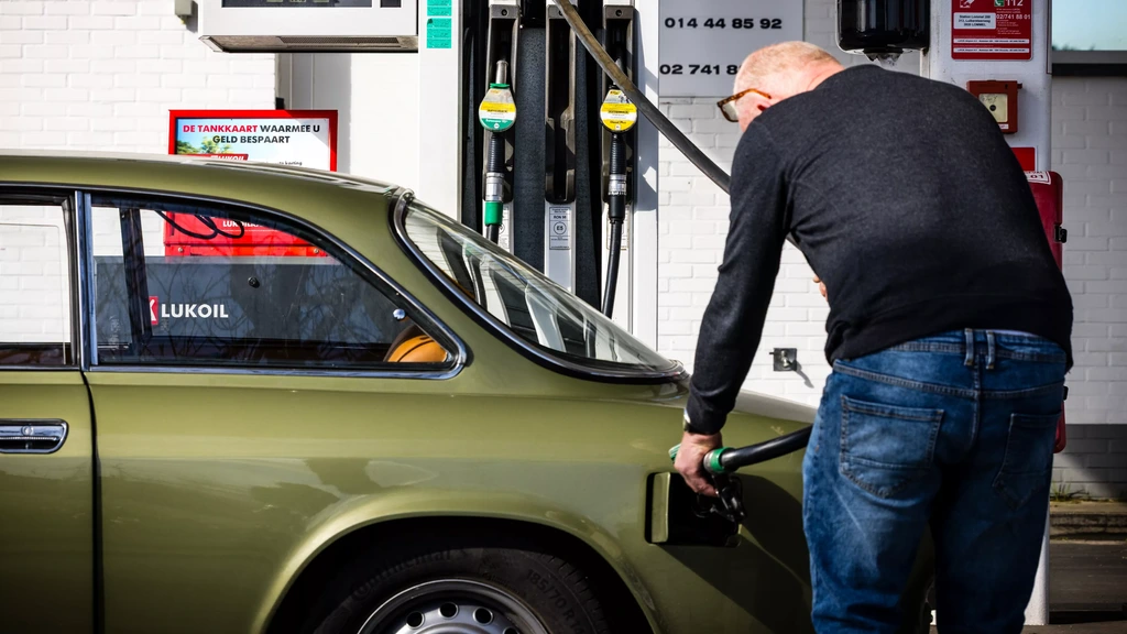 Veel benzineauto's verkocht, maar elektrisch rijden rukt op