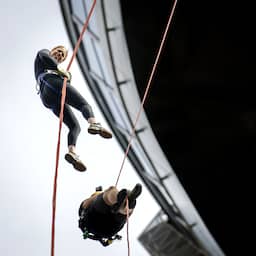 Burgemeester Schouten komt verkiezingsbelofte na met abseiltocht van Euromast