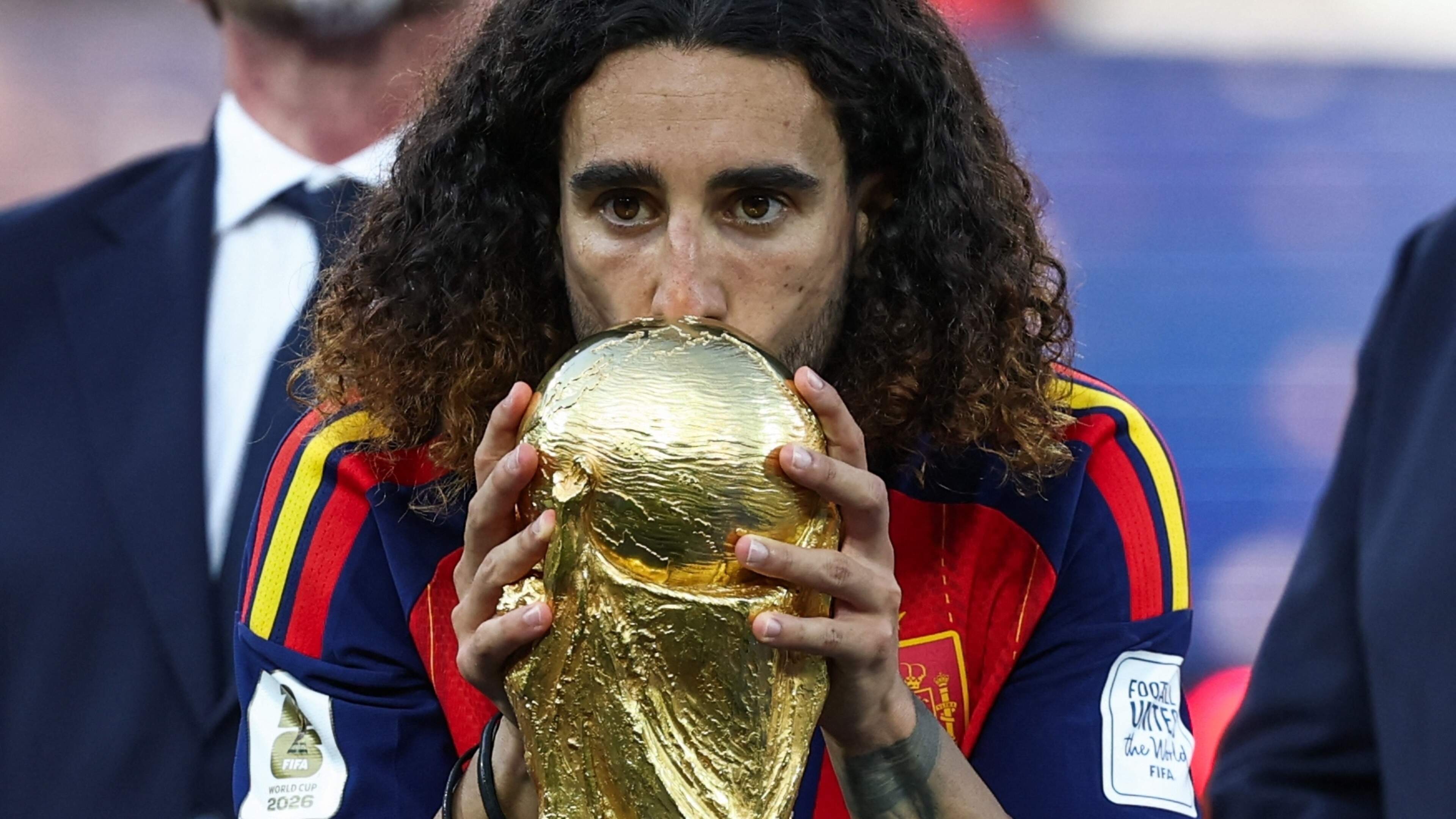Belofte ingelost: Marc Cucurella laat gezicht bondscoach Luis de la Fuente op arm tatoeëren na Spaanse wereldtitel