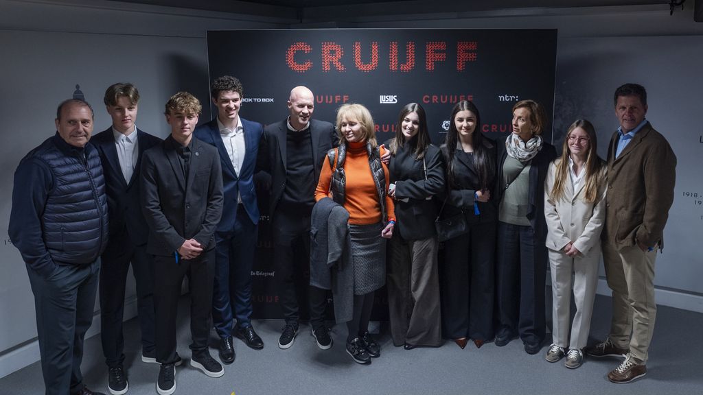 Goed gevulde Arena en talloze prominenten bij première Cruijff-docu: 'Johan voor altijd'