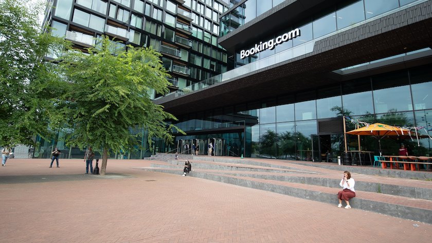 Techmedewerkers Booking moeten naar kantoor. 40 procent van tijd geldt als redelijk, oordeelt rechter