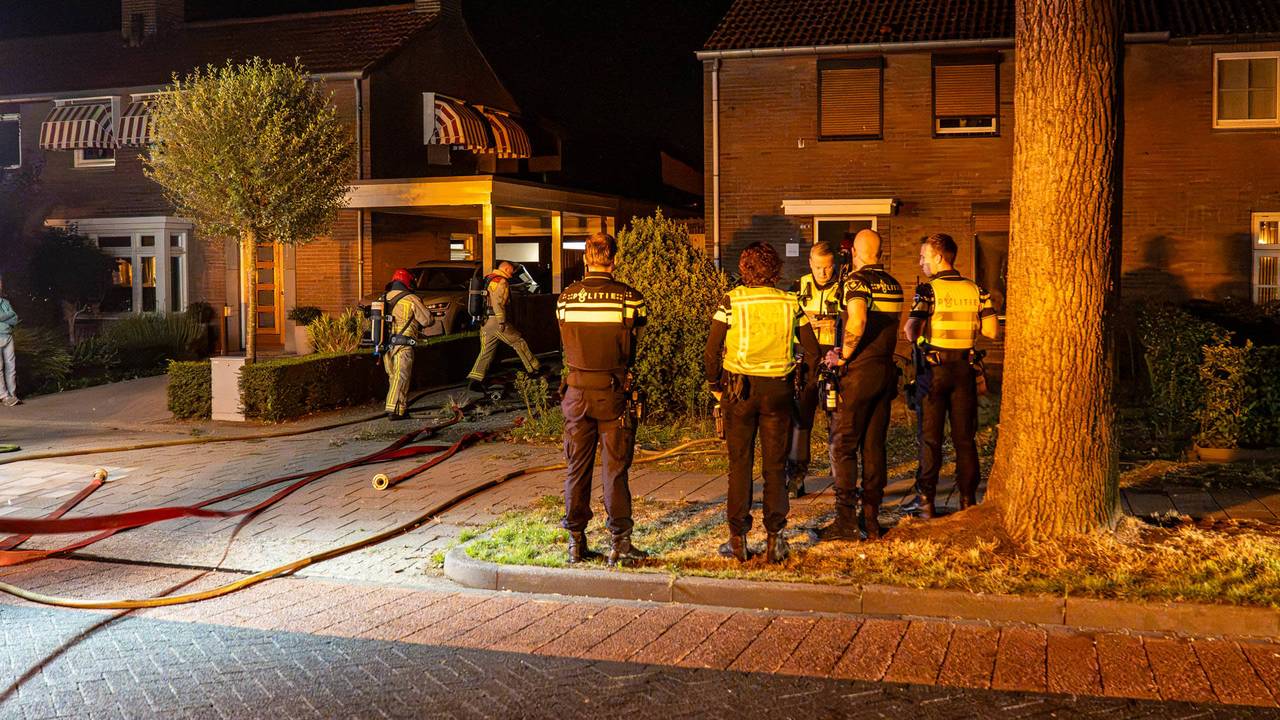 Rookmelder wekt bewoonster van huis in Deurne waar brand woedt
